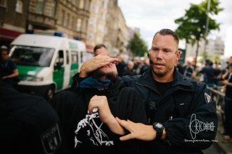 Police removes antifascists