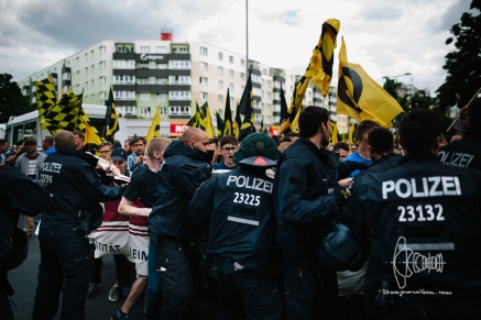 After Robert Timm declares the march is ended now- Identitarians push into police - far-right activists clahs with police